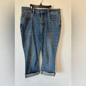 Cropped and cuffed jeans that are the best for spring and summer time!